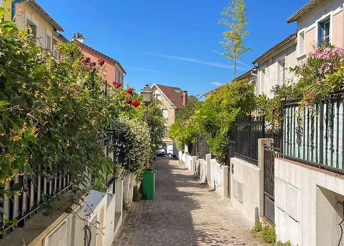 Charming Townhouse With Garden In The City Of Love