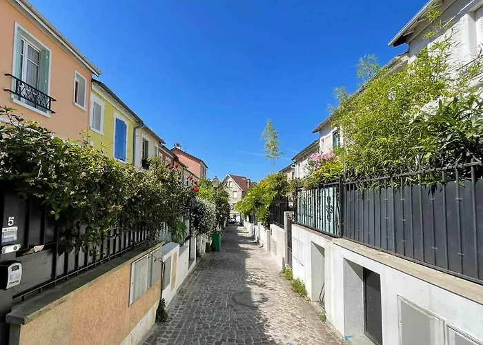 Charming Townhouse With Garden In The City Of Love