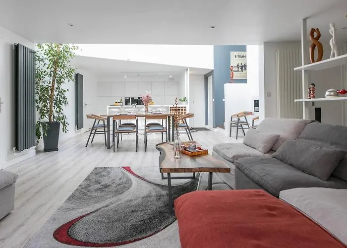 Unique Spacious House In Paris